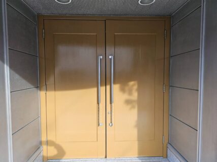 茅ヶ崎市O株式会社様｜本社玄関ドア塗装工事｜木製玄関ドアの美観回復と耐久性向上｜株式会社湘南塗創